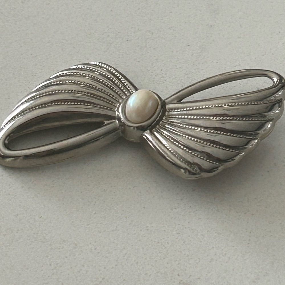 Vintage Silver Tone Ribbon Bow Brooch Pin With Faux Pearl